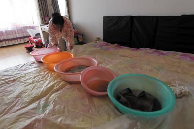 长垣楼上漏水，住户失联，小区没物管，业主维权难！律师来支招……